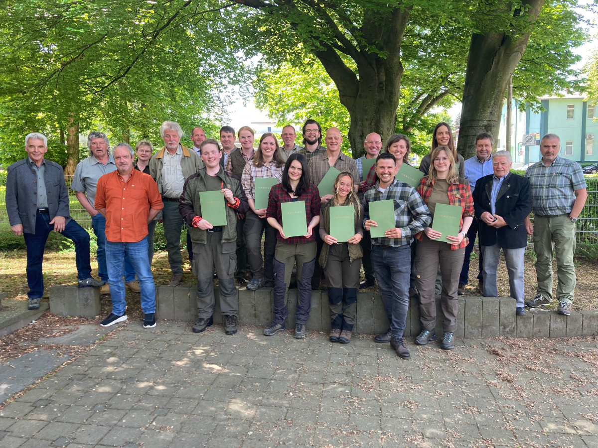 Die Jungjäger des Ausbildungshaljahres 2023/2024 freuen sich über die bestandene Jägerprüfung.